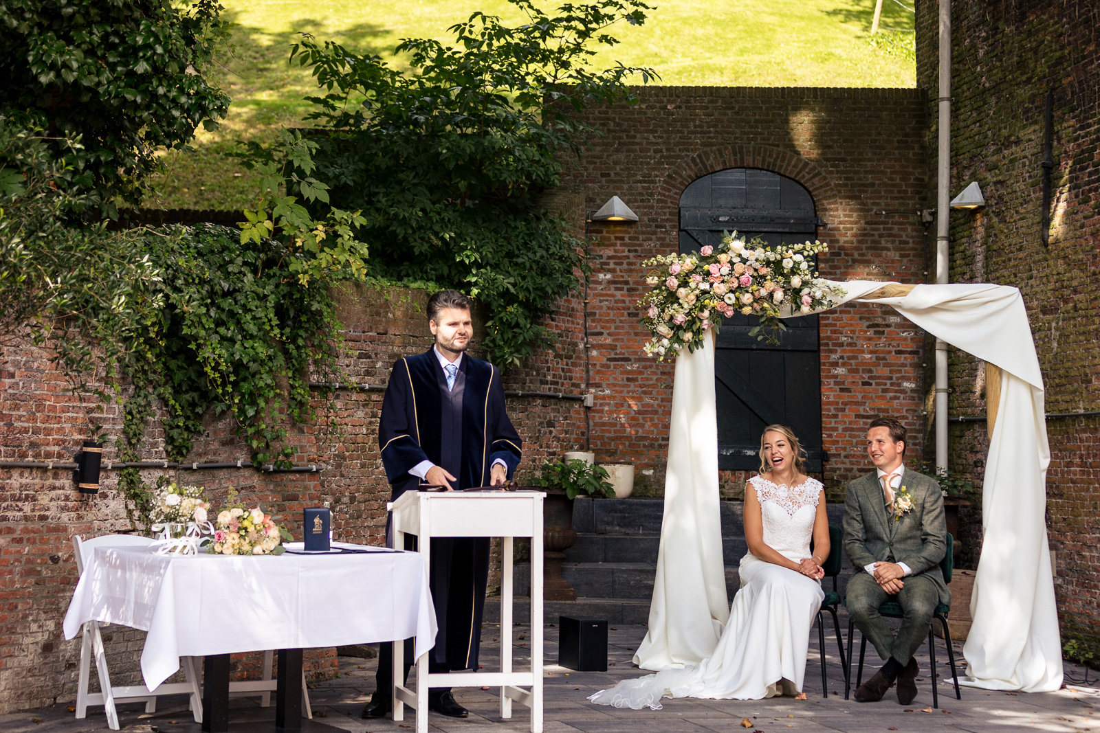 Trouwfotograaf Leiden Trouwceremonie bij de Burcht in Leiden