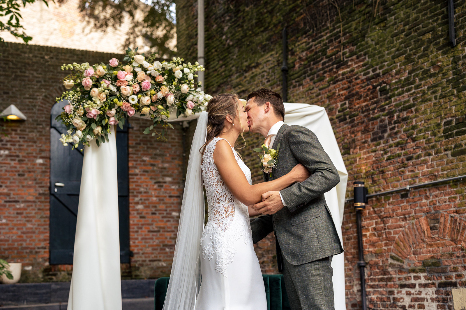 Trouwfotograaf Leiden Trouwceremonie first kiss bij de Burcht in Leiden