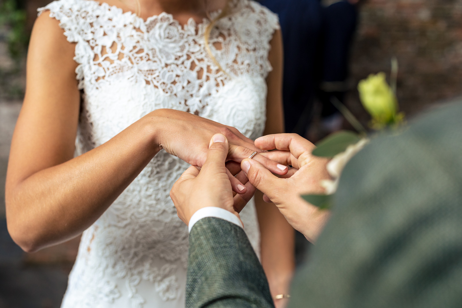 Trouwfotograaf Leiden Trouwceremonie ring moment bij de Burcht in Leiden