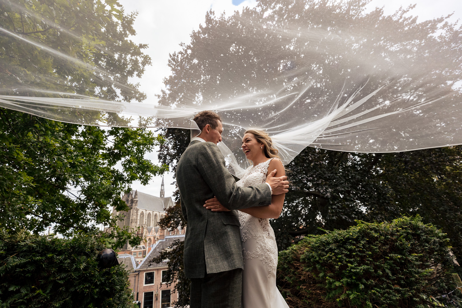 Trouwfotograaf Leiden Fotoshoot bruidspaar bij de Burcht in Leiden
