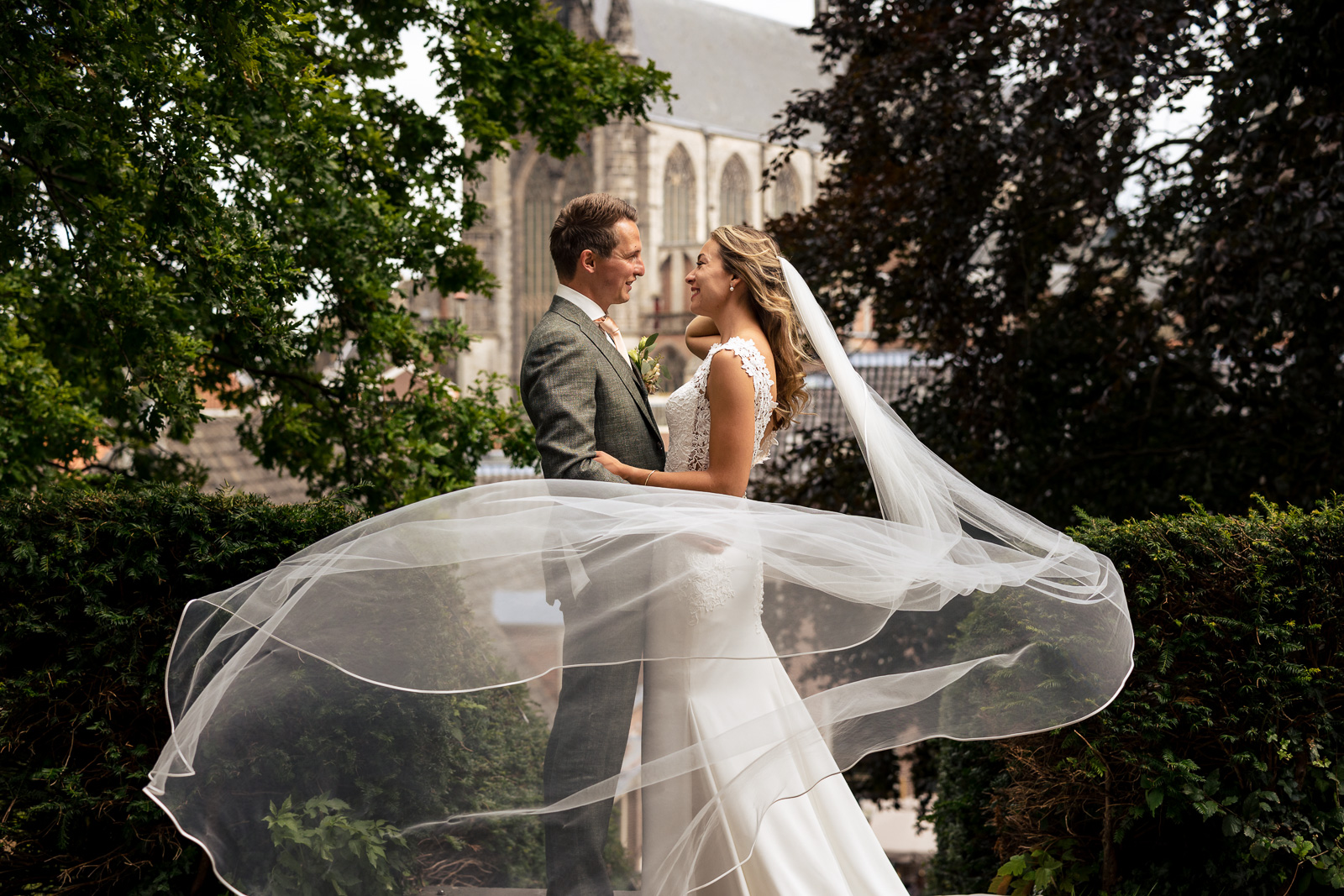 Trouwfotograaf Leiden Fotoshoot bij de Burcht in Leiden