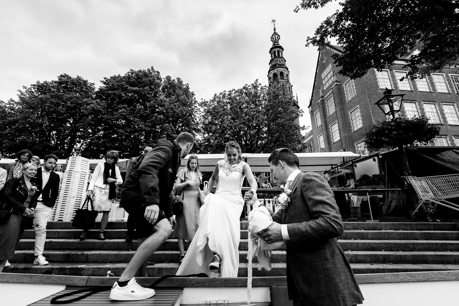 Trouwfotograaf Leiden Rondvaart bruidspaar en gasten