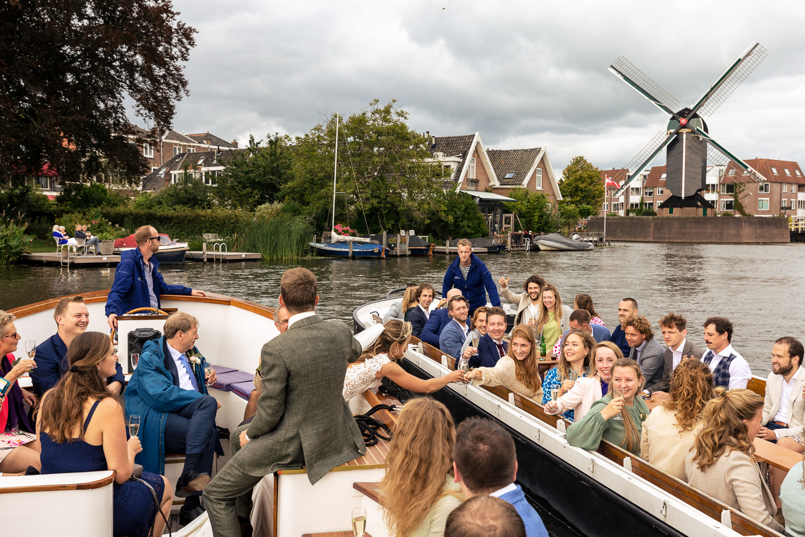 Trouwfotograaf Leiden Rondvaart in grachten bruidspaar en gasten