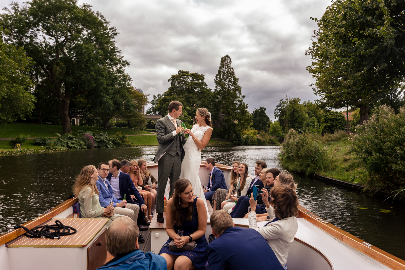 Trouwfotograaf Leiden Rondvaart bruidspaar in boot