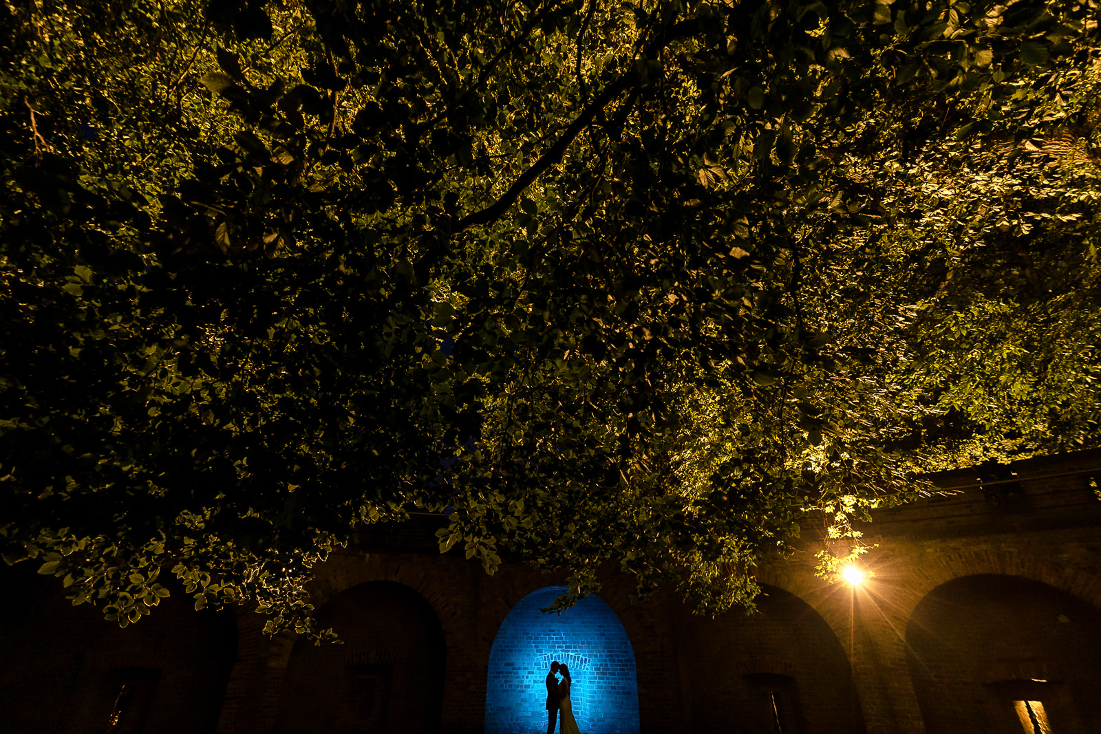 Trouwfotograaf Leiden creatieve avond fotoshoot met bruidspaar bij de burcht in leiden