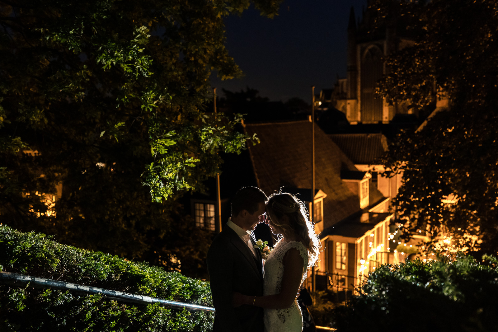 Trouwfotograaf Leiden creatieve avond fotoshoot met bruidspaar bij de burcht in leiden