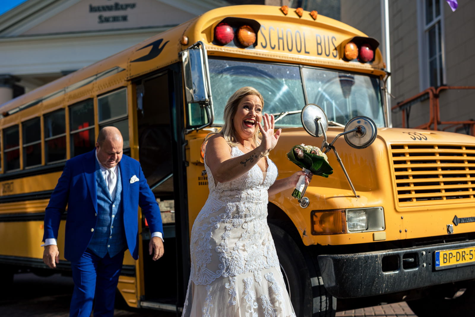 Trouwfotograaf Roosendaal bruidspaar komt aan bij stadhuis