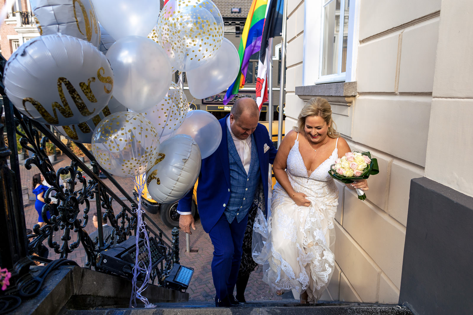 Trouwfotograaf Roosendaal bruidspaar loopt trap op bij stadhuis
