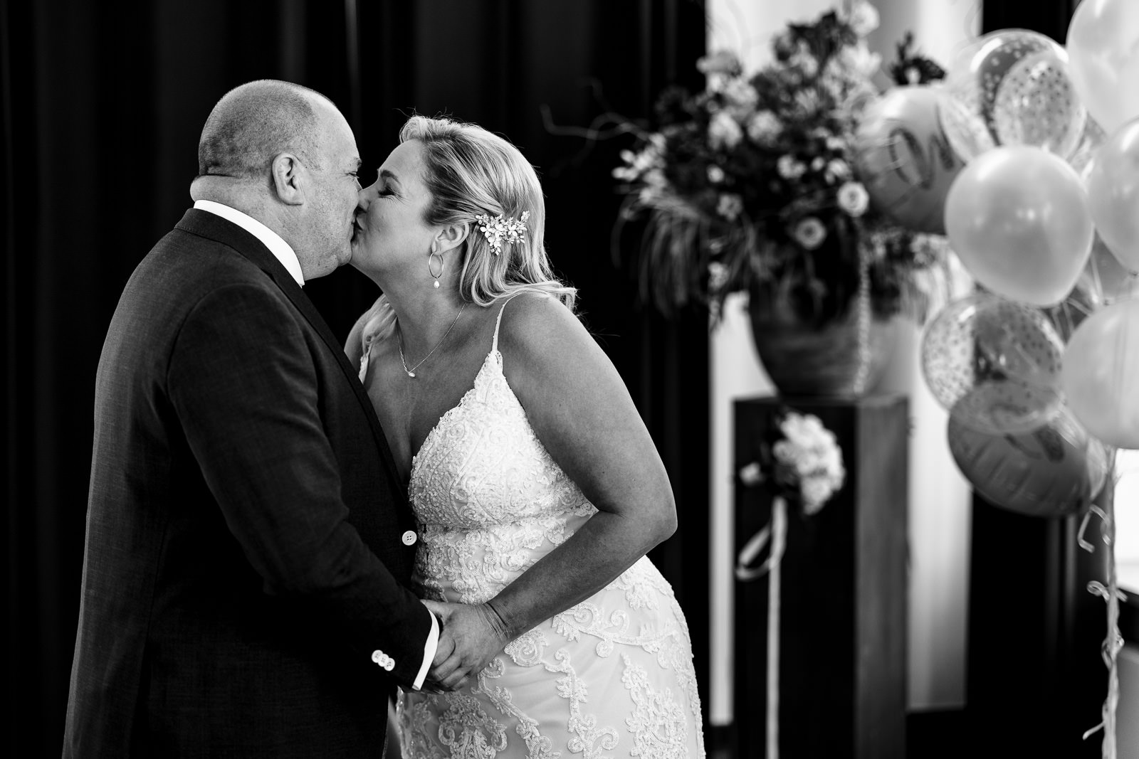 Eerste kus bruidspaar ceremonie Trouwfotograaf Roosendaal
