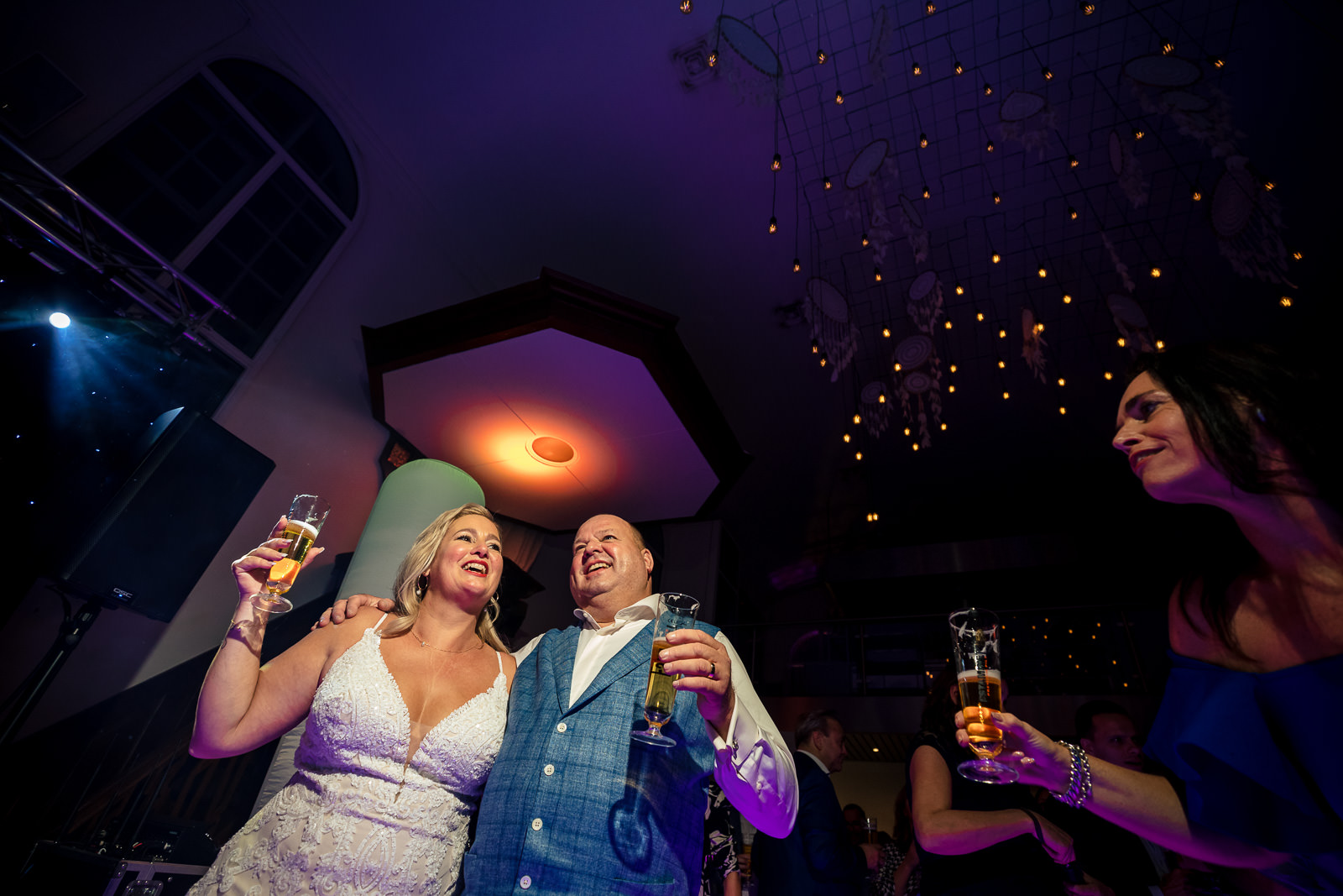 bruidspaar op hun trouwfeest door Trouwfotograaf Roosendaal