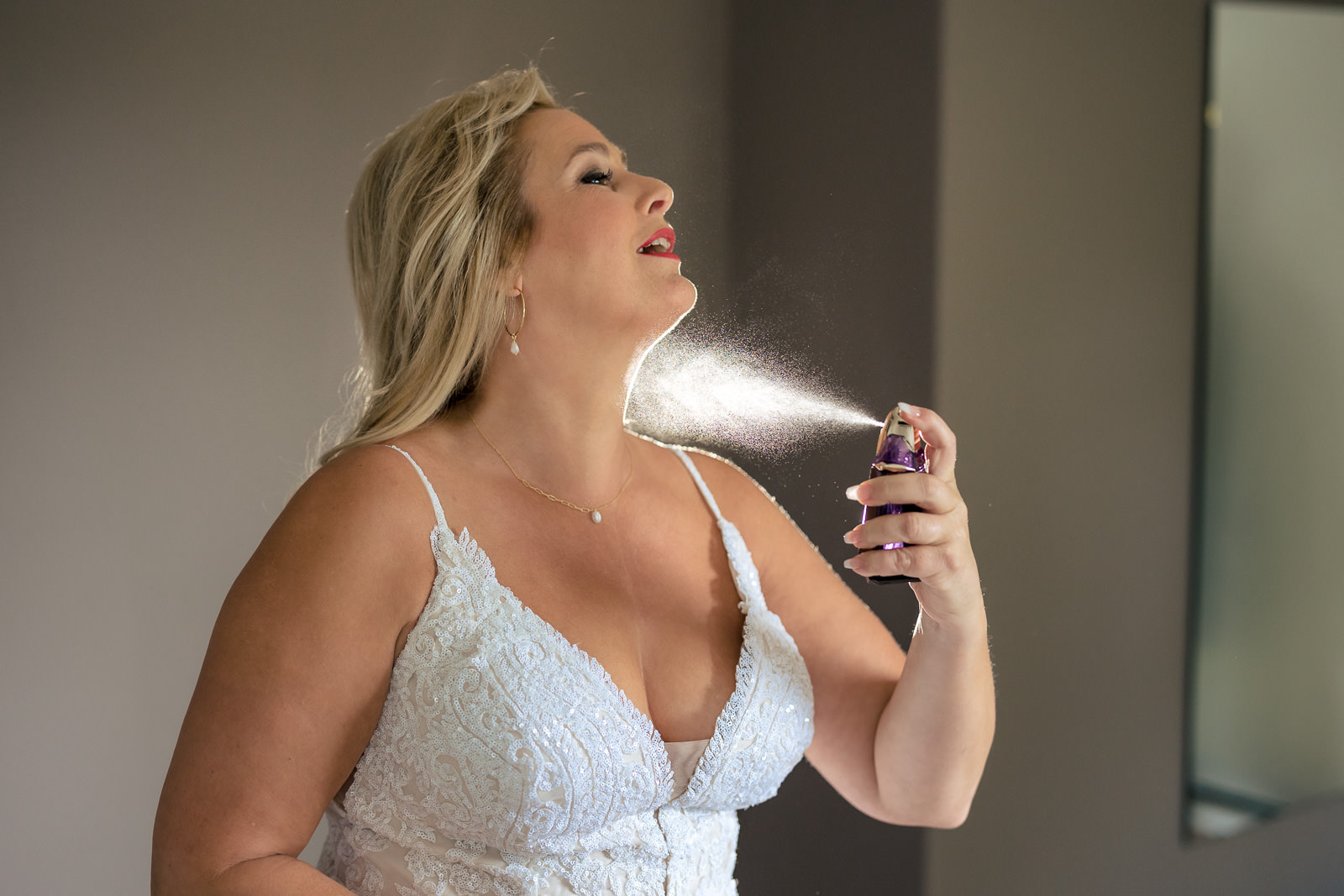 Trouwfotograaf Roosendaal parfum shot bruid