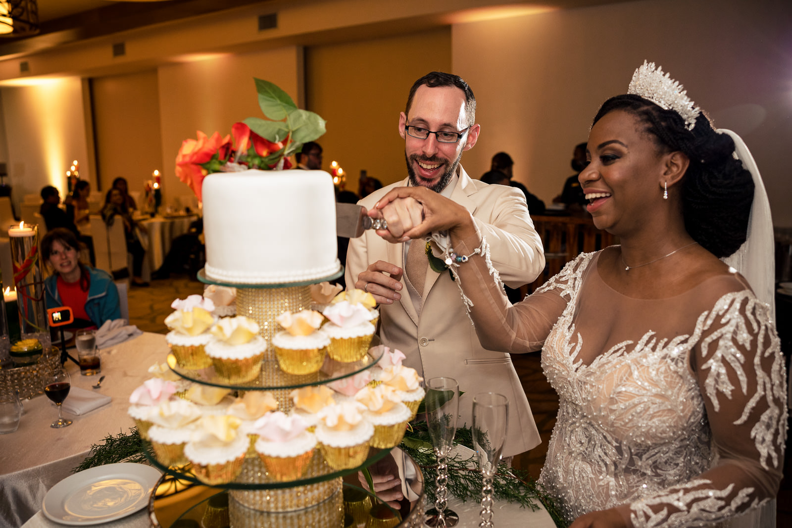 Destination wedding photographer Panama Cake cutting
