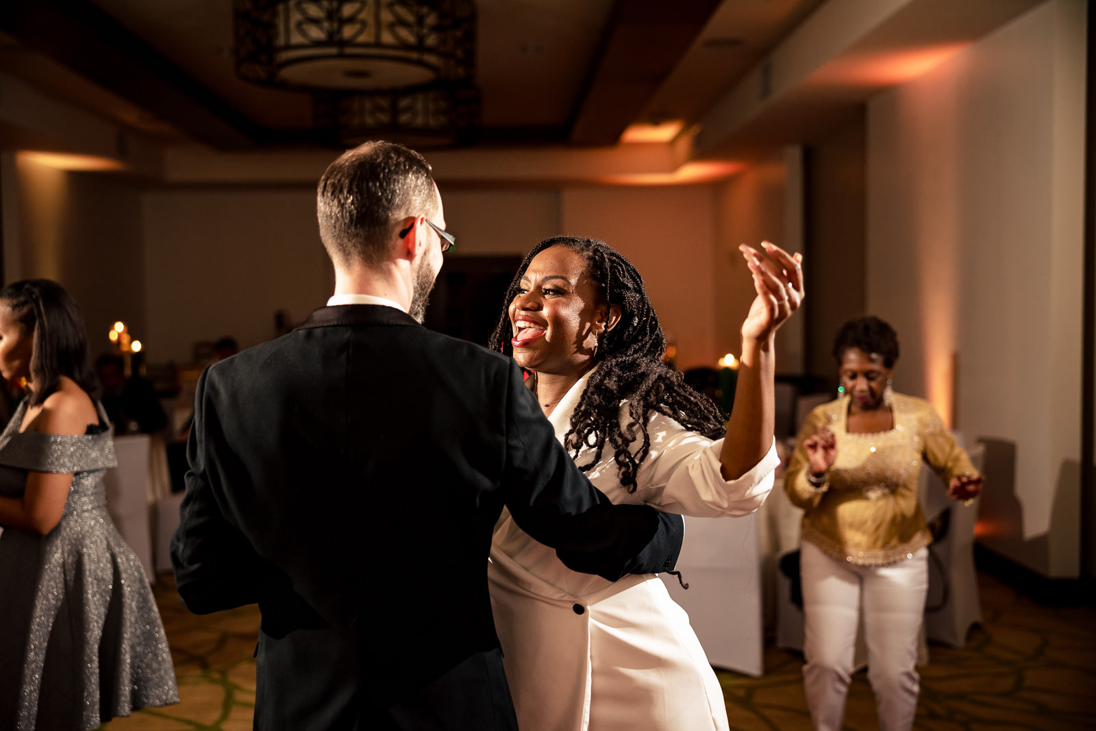 Destination wedding photographer Panama Couple dancing