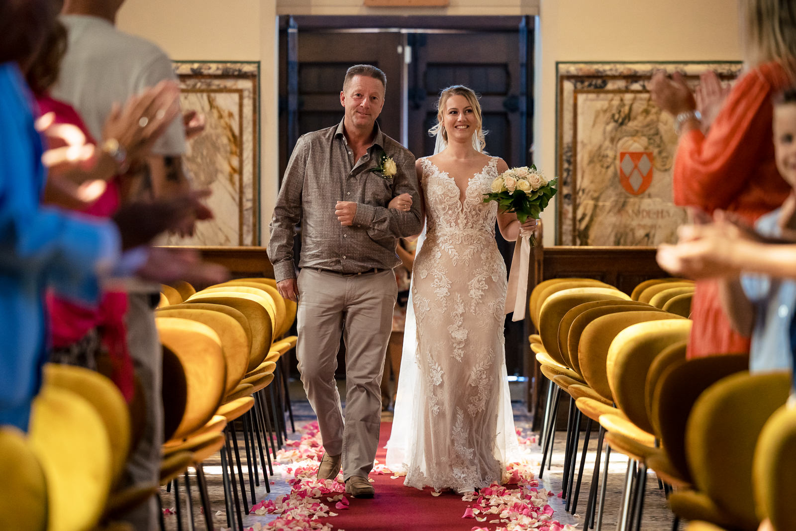 Trouwfotograaf Kasteel de Haar bruid met vader komt de kapel inlopen