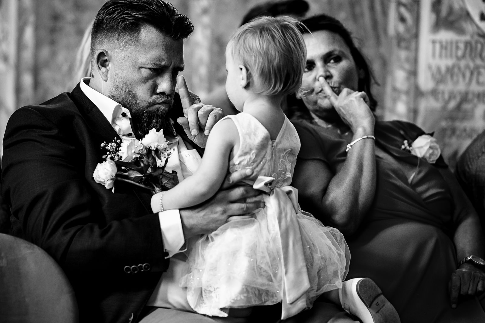 Trouwfotograaf Kasteel de Haar bruidsmeisje moet stil zijn