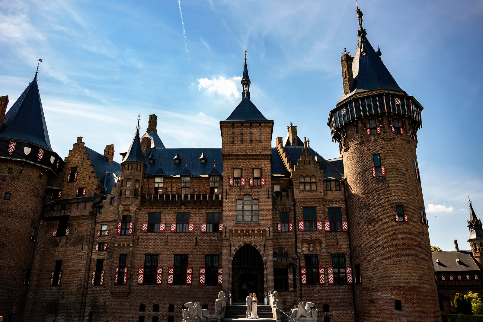 Trouwfotograaf Kasteel de Haar bruidspaar op de trap bij de kasteel ingang