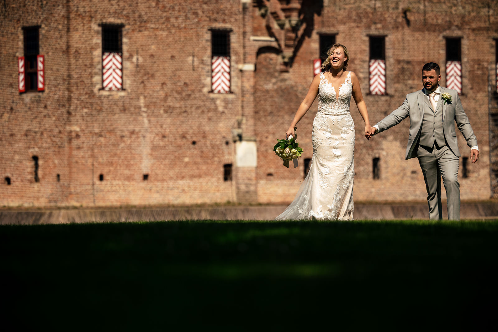 Trouwfotograaf Kasteel de Haar bruidspaar in de kasteeltuin voor kasteel