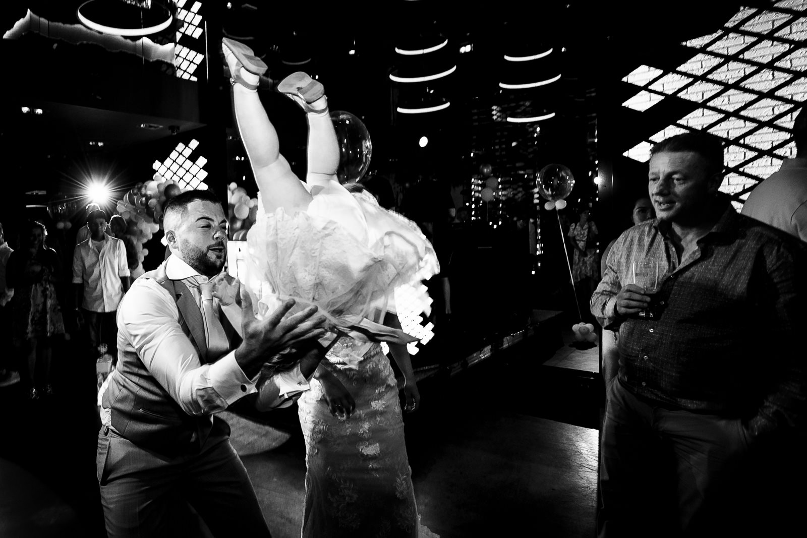 Trouwfotograaf Kasteel de Haar bruidegom met dochter dans