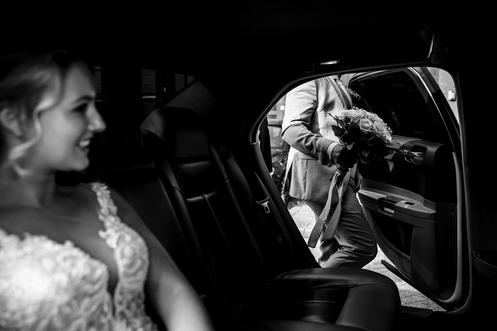 Trouwfotograaf Kasteel de Haar bruid en bruidegom in stappen in de limosine