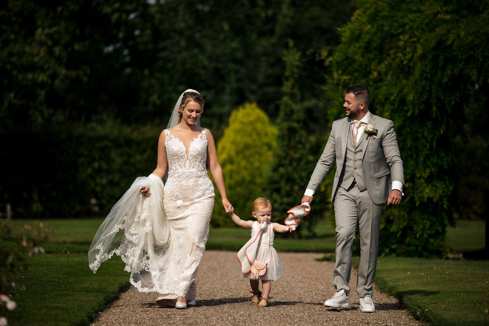 Trouwfotograaf Kasteel de Haar bruid met bruidegom en dochtertje