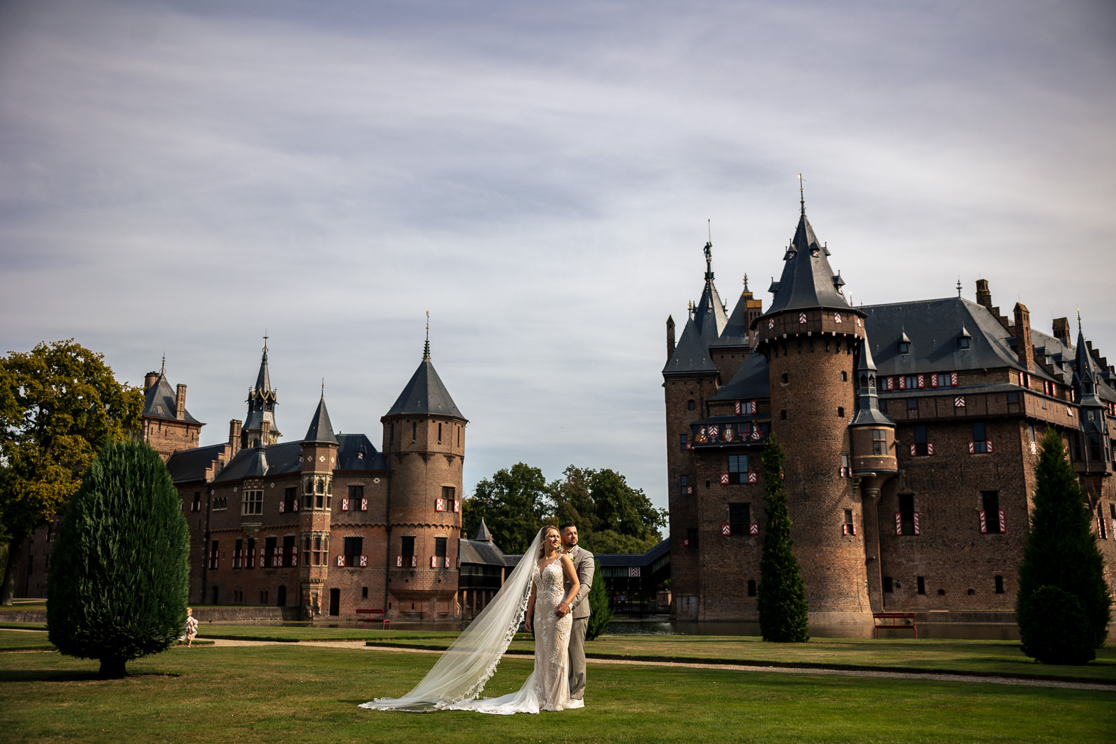 Trouwfotograaf Kasteel de Haar bruidspaar voor het kasteel
