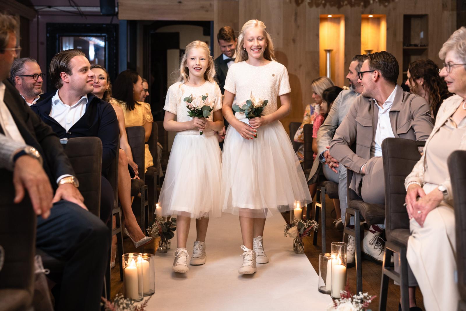 Opkomst bruidsmeisje voor de trouwceremonie bij Villa Beukenhof Oegstgeest