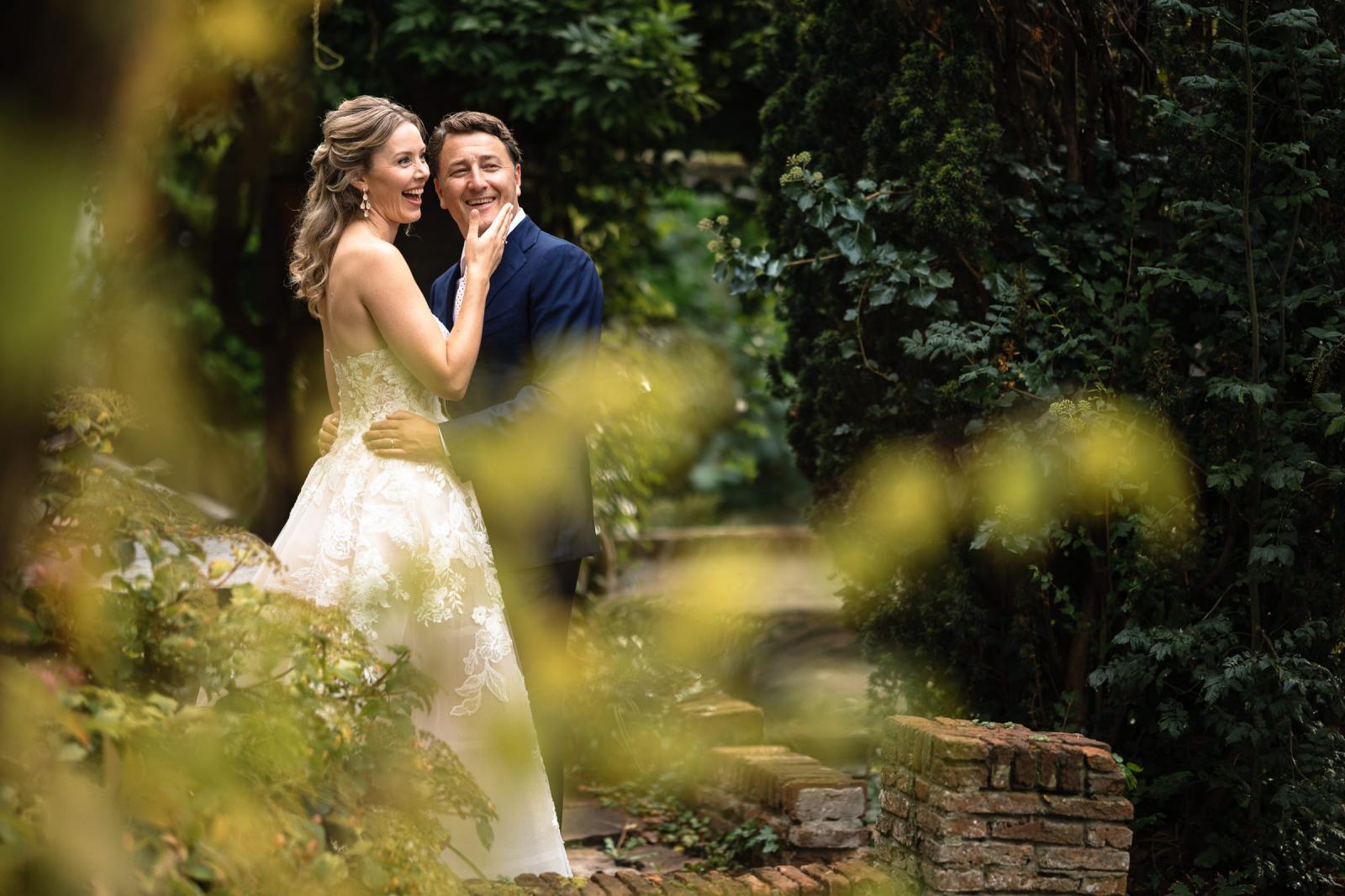 Fotomoment bruidspaar in de tuin bij Villa Beukenhof Oegstgeest