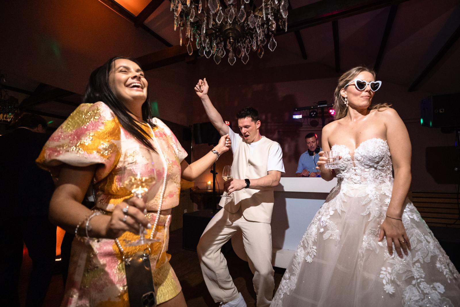 Dansende gasten bij huwelijksfeest Villa Beukenhof