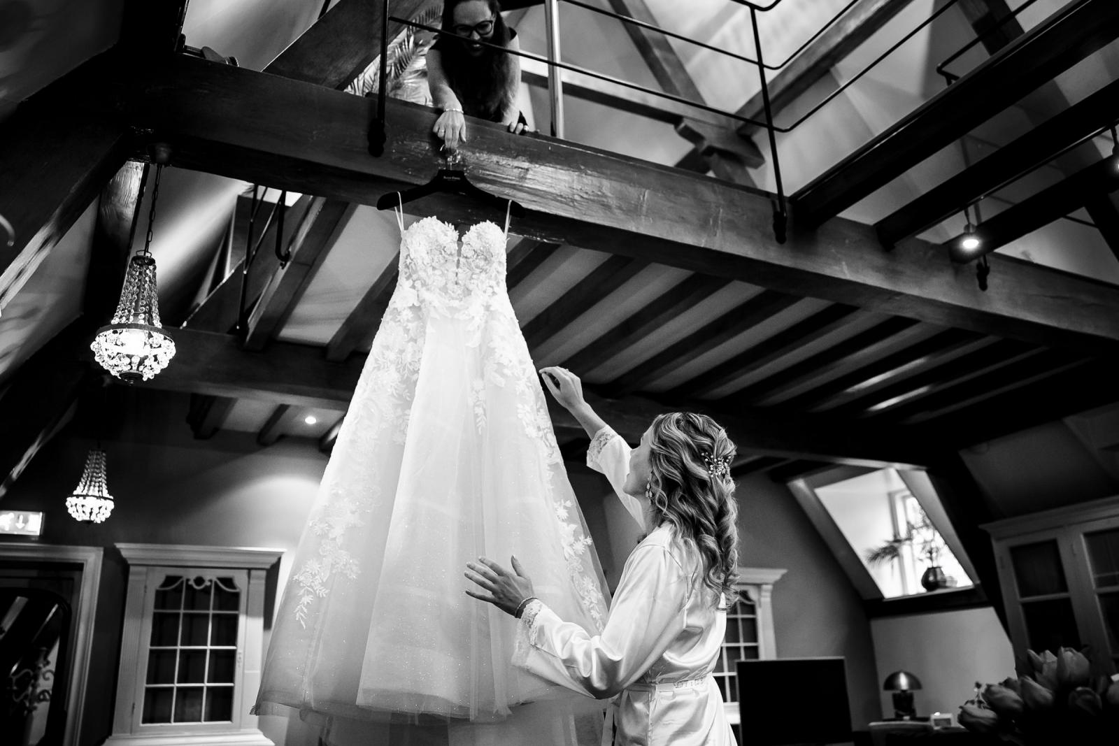De trouwjurk van Chantal, ontworpen door Randy Fenoli, hangt klaar in de bruidssuite van Villa Beukenhof.