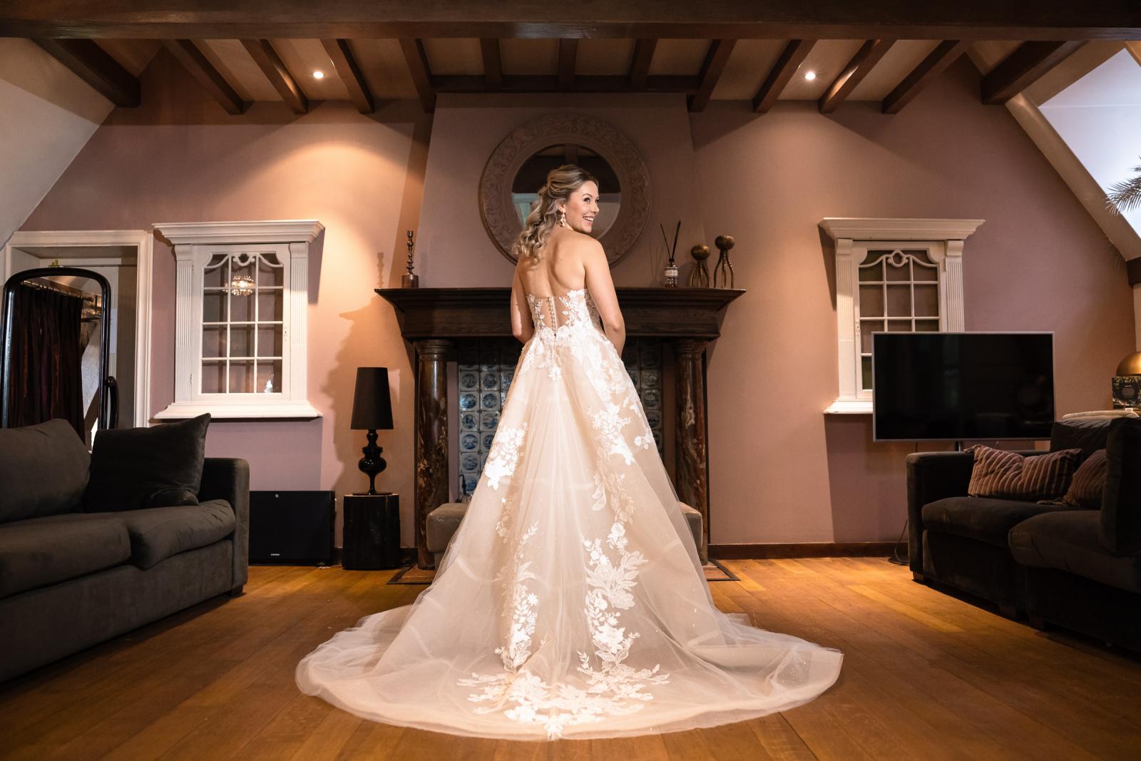 De bruid straalt in haar Randy Fenoli jurk