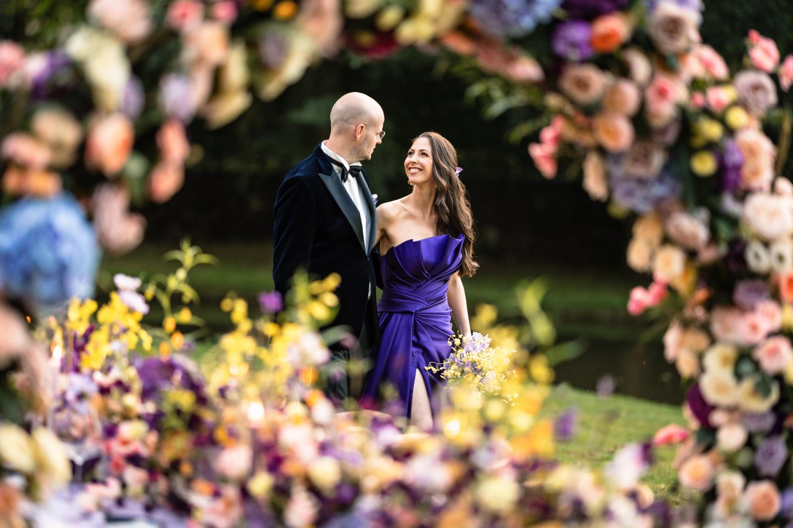 Bruidspaar loopt naar diner tafel en ontvangt de gasten Destination Wedding La Carriere Ardennen Belgie 