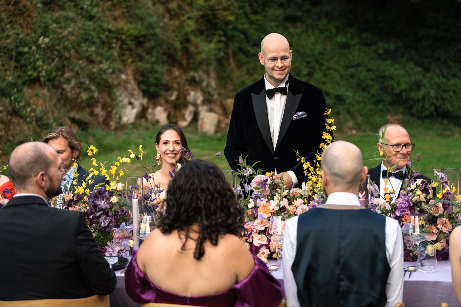Openings woord bruidegom tijdens diner bij Destination Wedding La Carriere Ardennen Belgie 
