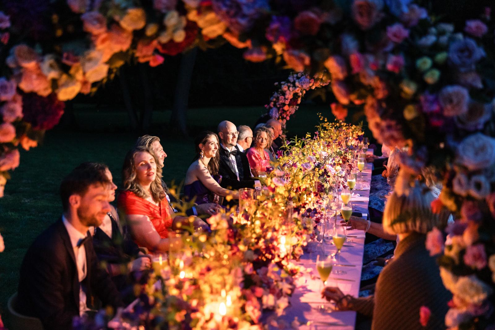 Bruidspaar aan tafel tijdens diner bij Destination Wedding La Carriere Ardennen Belgie 