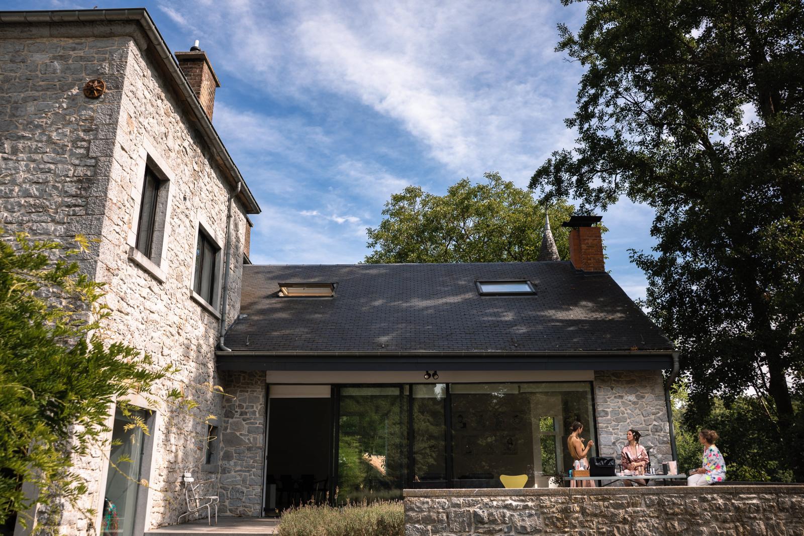 Destination Wedding La Carriere Ardennen Belgie voorberiding bruid op het terras