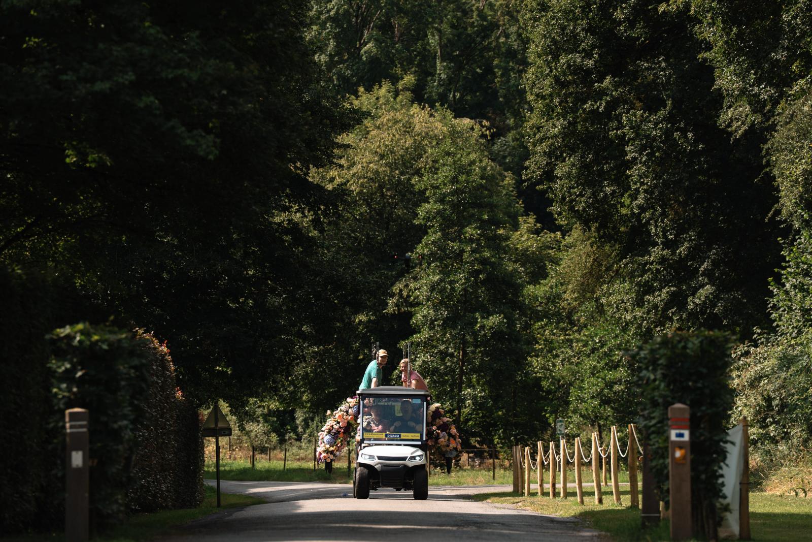 Destination Wedding La Carriere Ardennen Belgie Bloemen worden verplaatst door Beyond Blossom