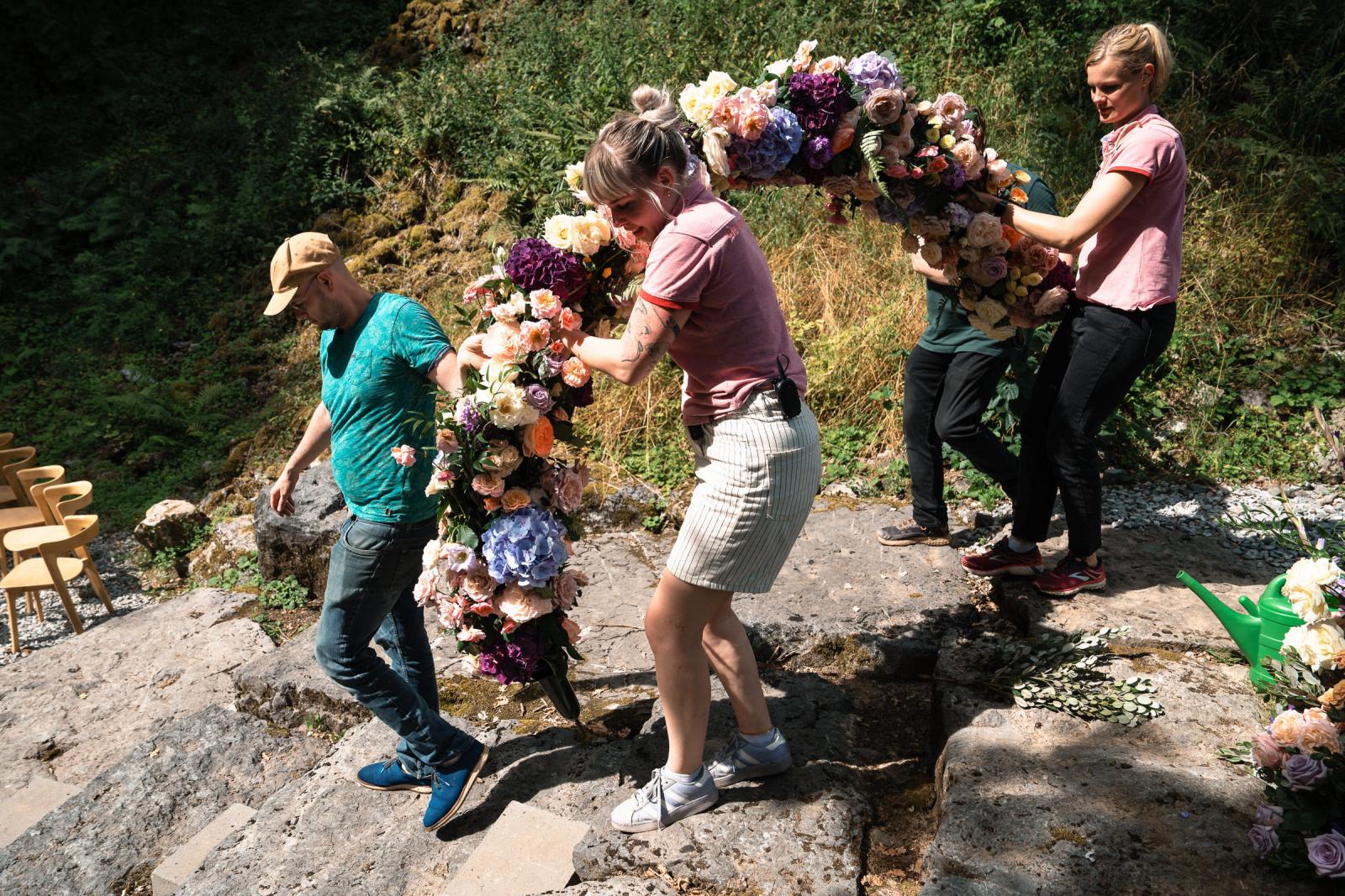 Bloemen worden naar de ceremonie plek gebracht door beyond blossom bij Destination Wedding La Carriere Ardennen Belgie 