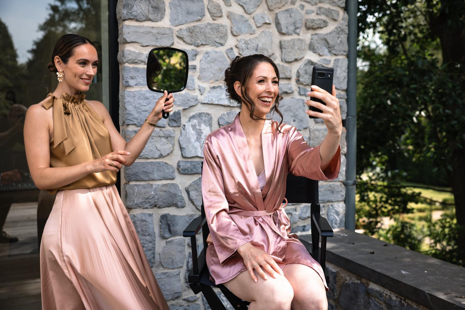 Bruid ziet er prachtig uit met haar en make-up door haren by maren bij Destination Wedding La Carriere Ardennen Belgie 