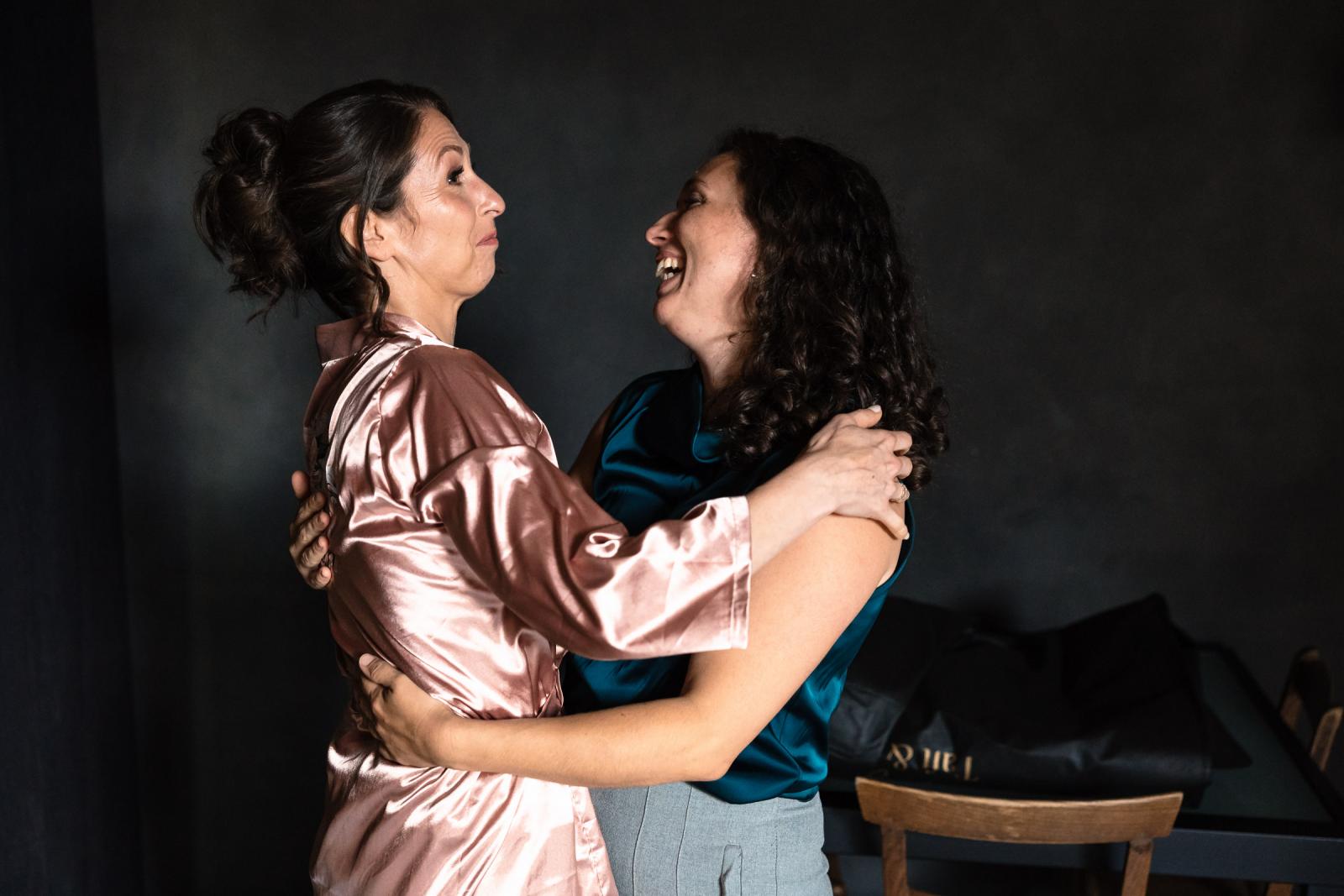Bruid raakt emotioneel bij het zien van de trouwjurk Destination Wedding La Carriere Ardennen Belgie 