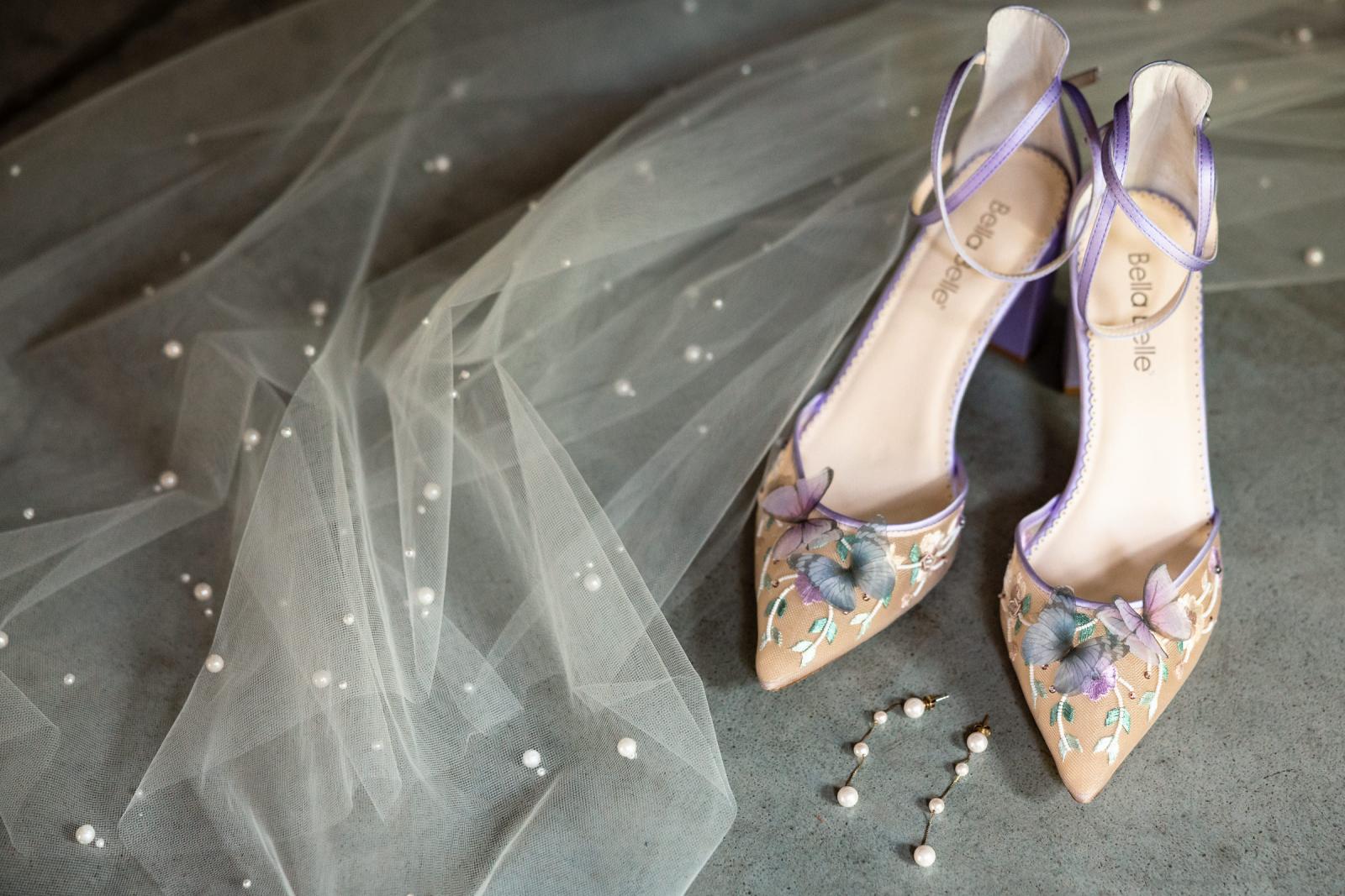 Bridal shoes flatlay shot Destination Wedding La Carriere Ardennen Belgie 
