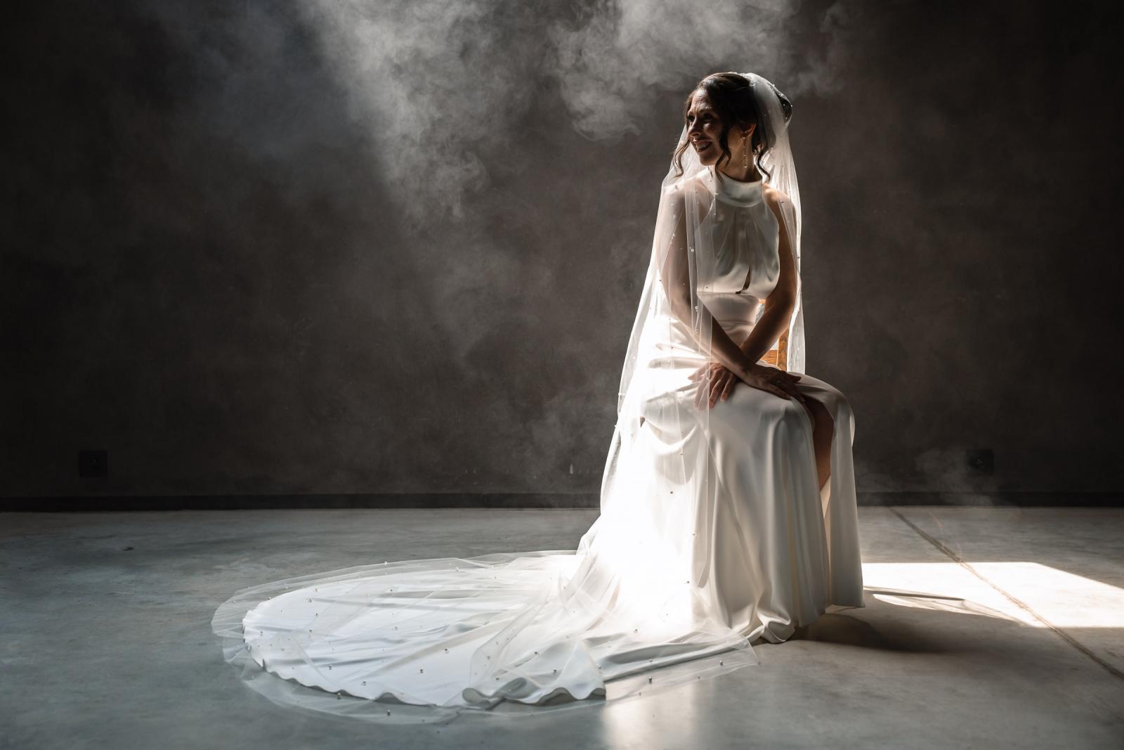 Editorial foto bruid bij het aankleden bij Destination Wedding La Carriere Ardennen Belgie 