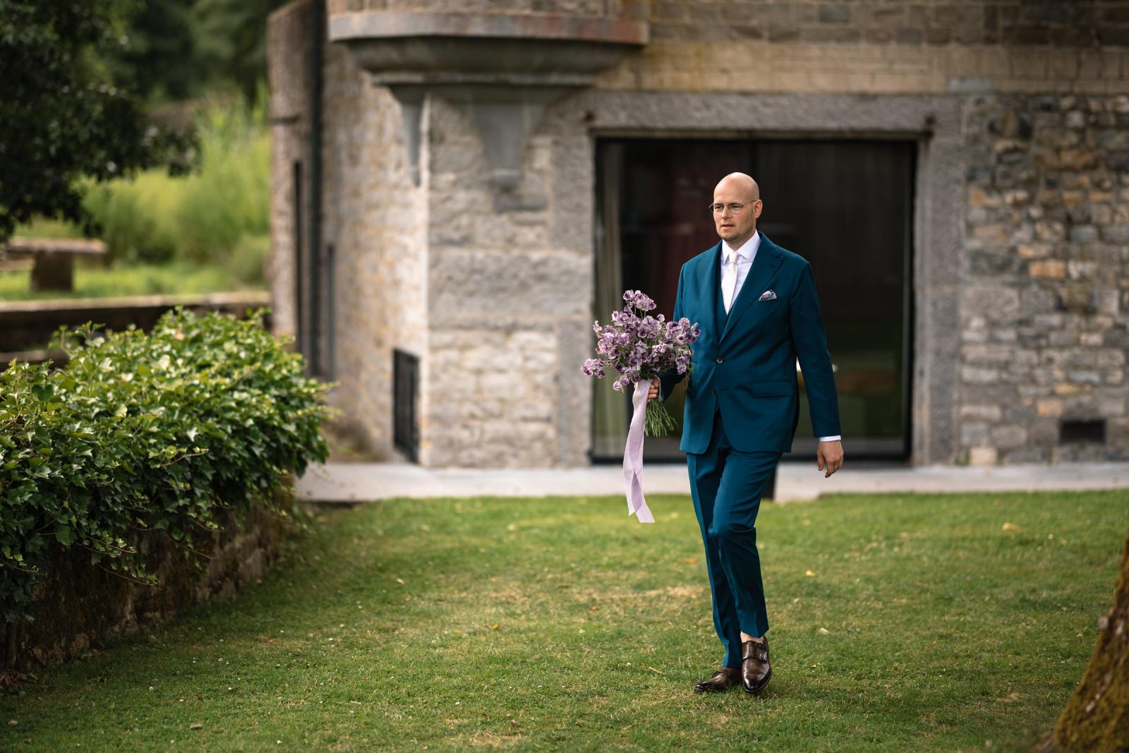 Bruidegom loopt naar firstlook plek op de brug bij Destination Wedding La Carriere Ardennen Belgie 