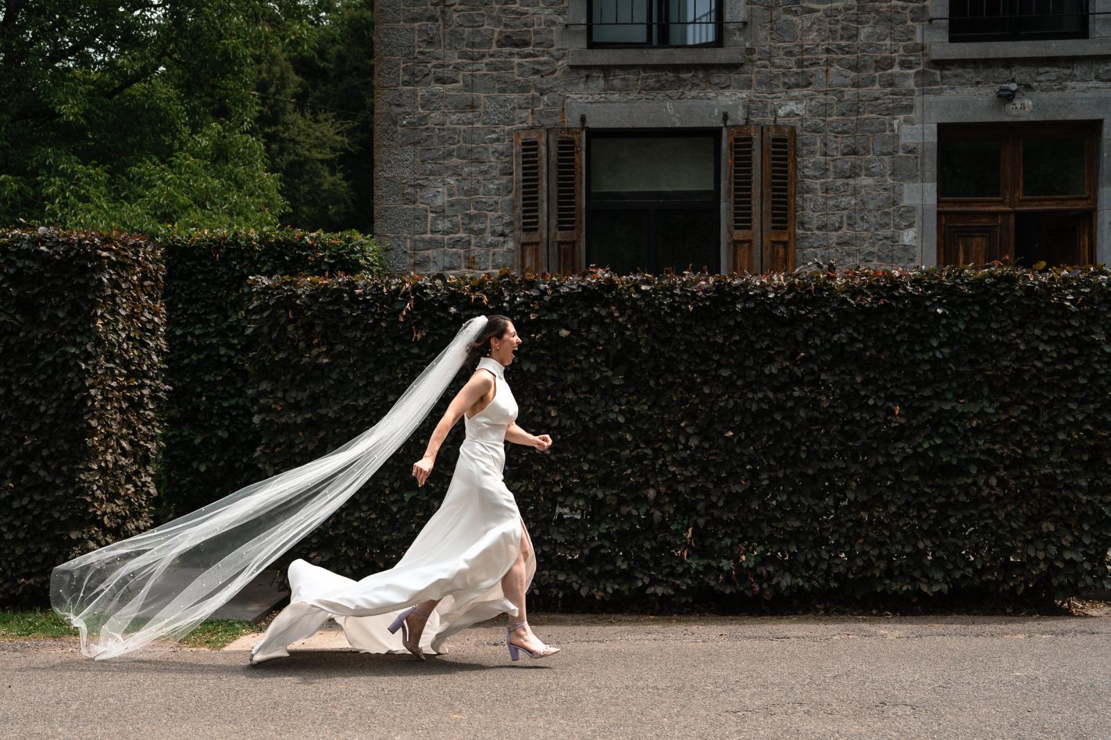 Bruid rent naar firstlook Destination Wedding La Carriere Ardennen Belgie 