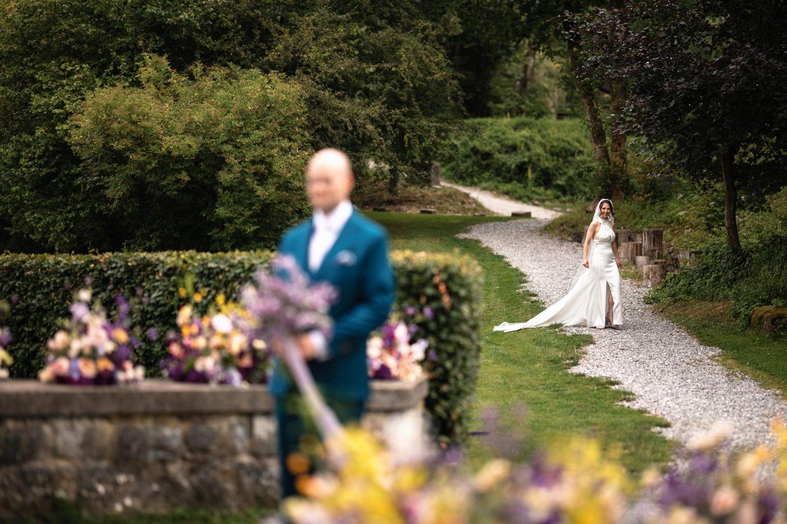 Firstlook moment bruid komt aanlopen bij Destination Wedding La Carriere Ardennen Belgie 