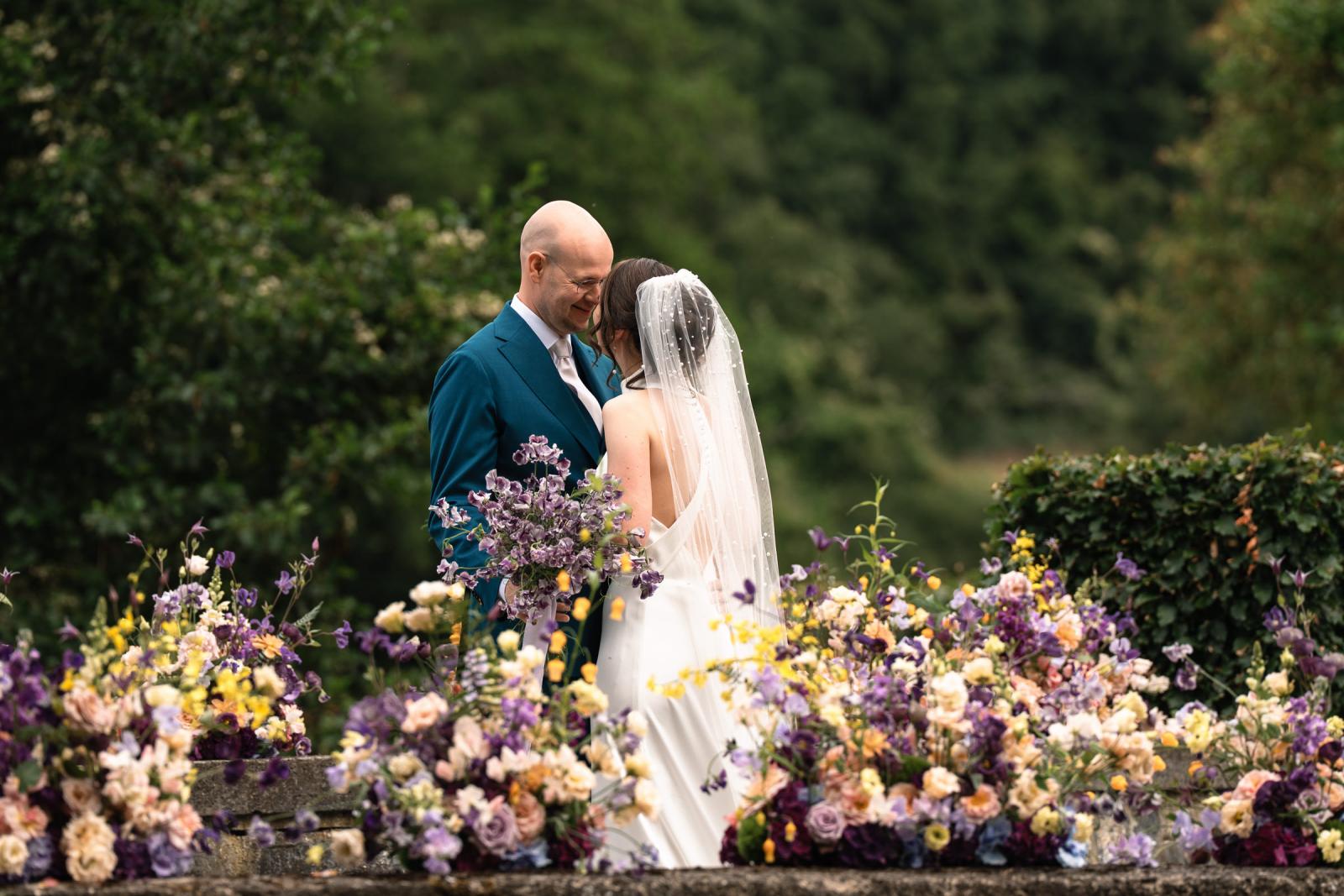 stralende bruidegom bij firstlook bij Destination Wedding La Carriere Ardennen Belgie 