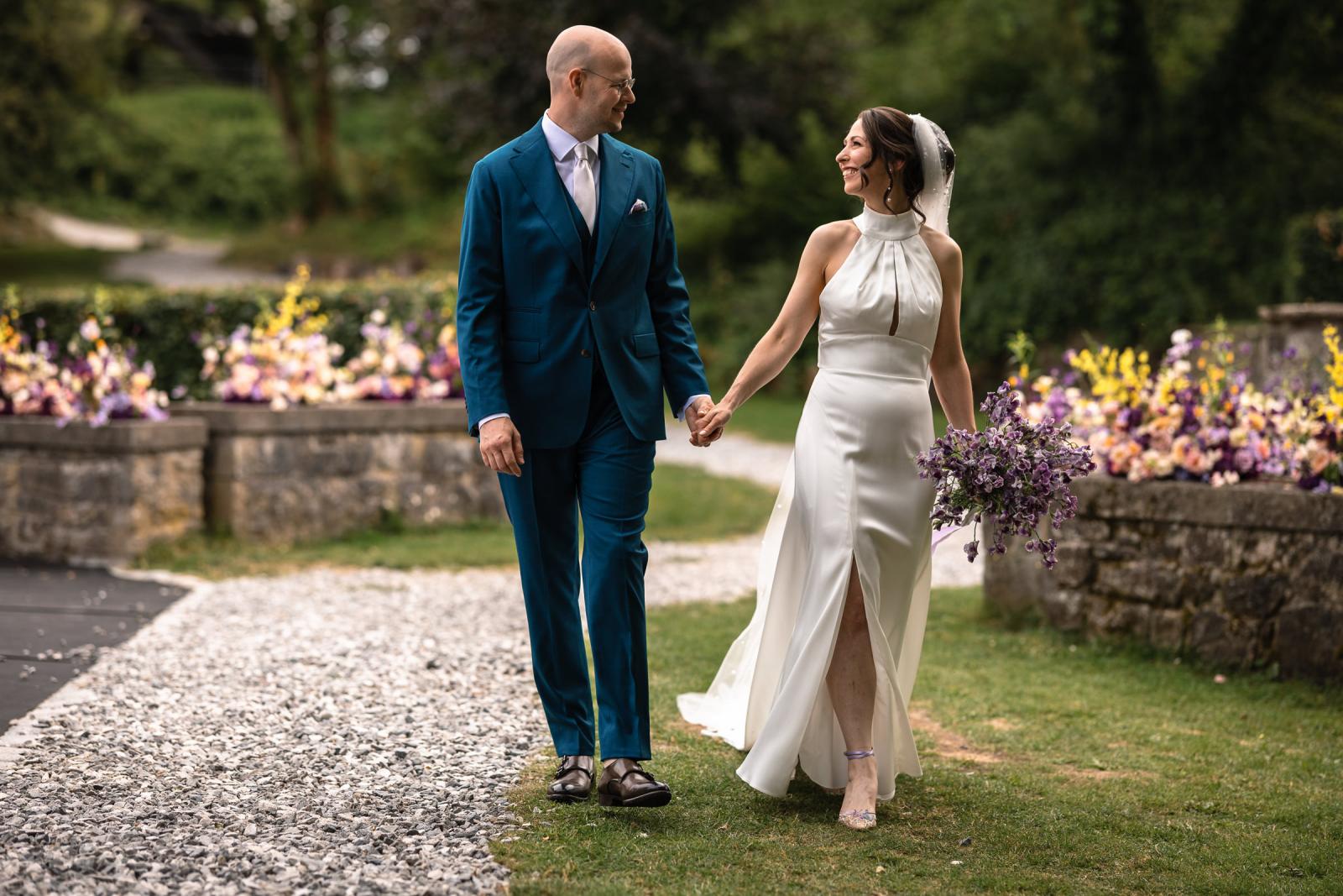 Bruidspaar loopt naar fotoshoot locatie Destination Wedding La Carriere Ardennen Belgie 
