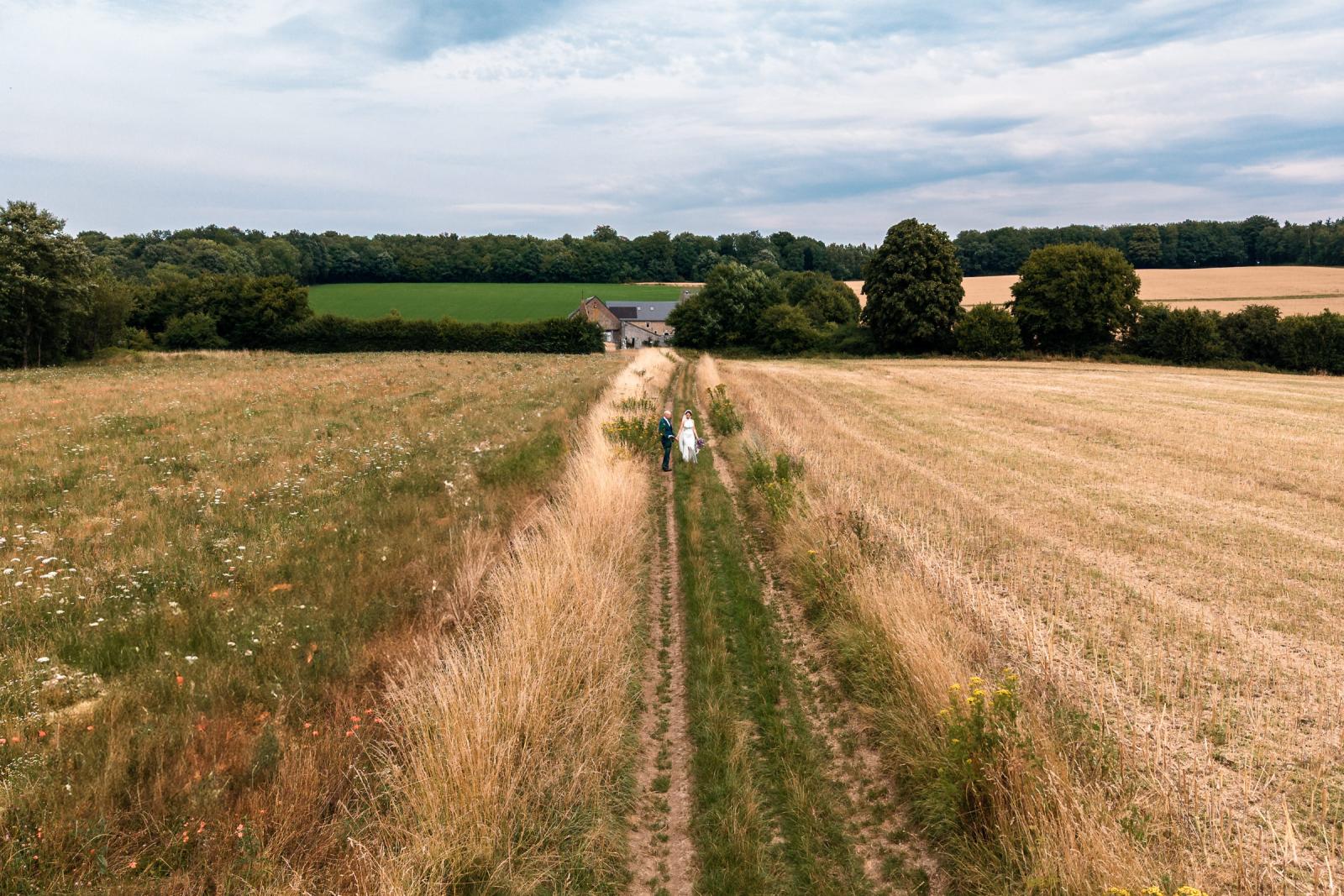 Drone foto bruidspaar tijdens foto sessie bij Destination Wedding La Carriere Ardennen Belgie 