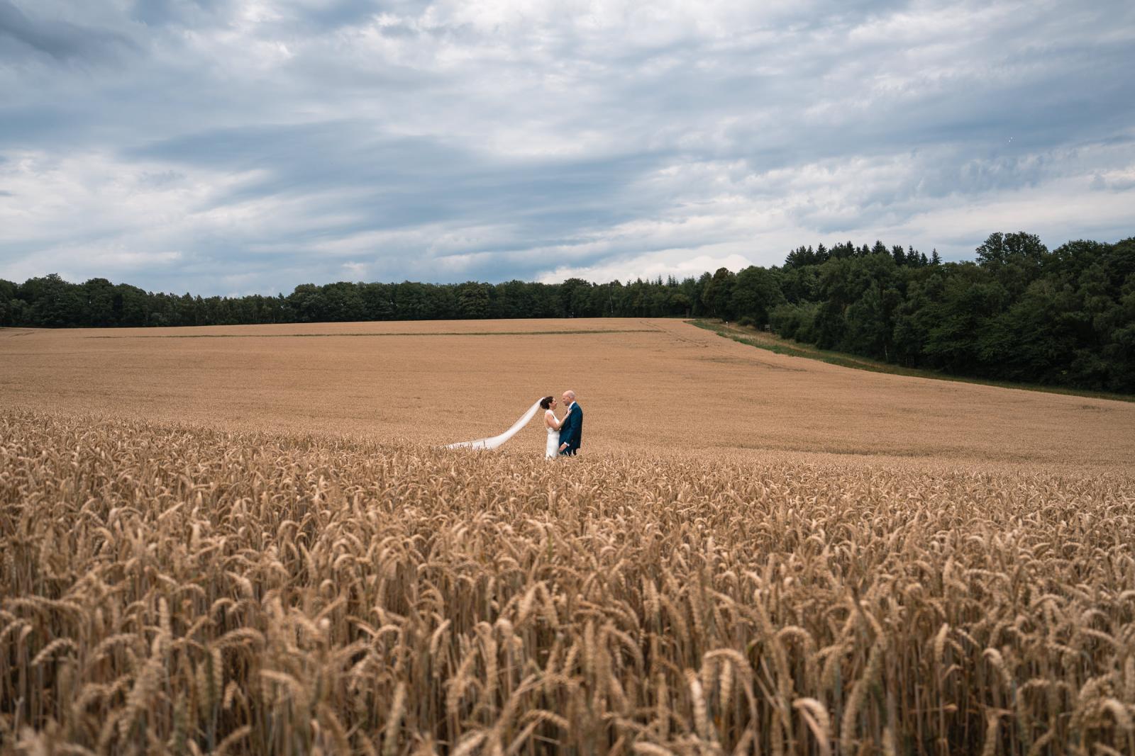 Destination Wedding La Carriere Ardennen Belgie koren veld foto sessie
