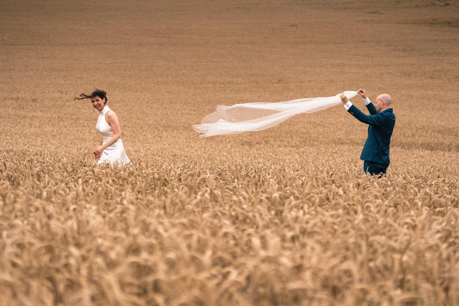 Bruid verliest sluier in koren veld Destination Wedding La Carriere Ardennen Belgie 
