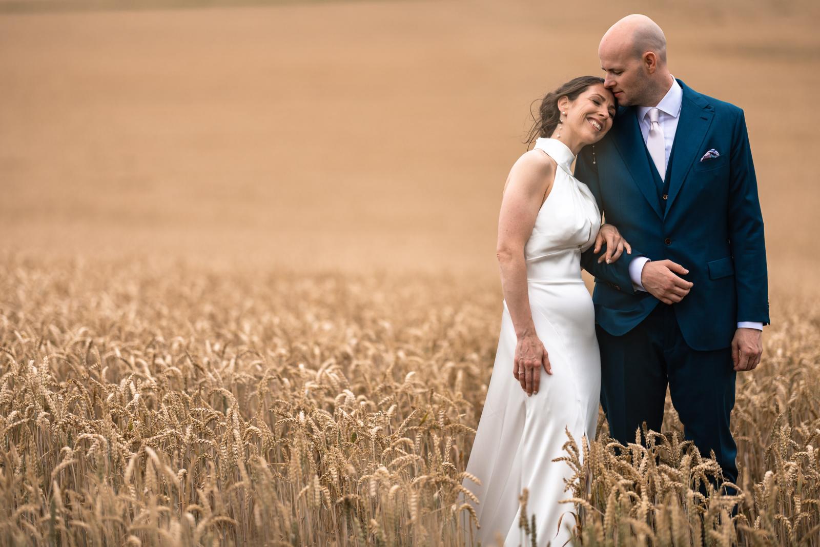 romantische foto bruidspaar in koren veld Destination Wedding La Carriere Ardennen Belgie 