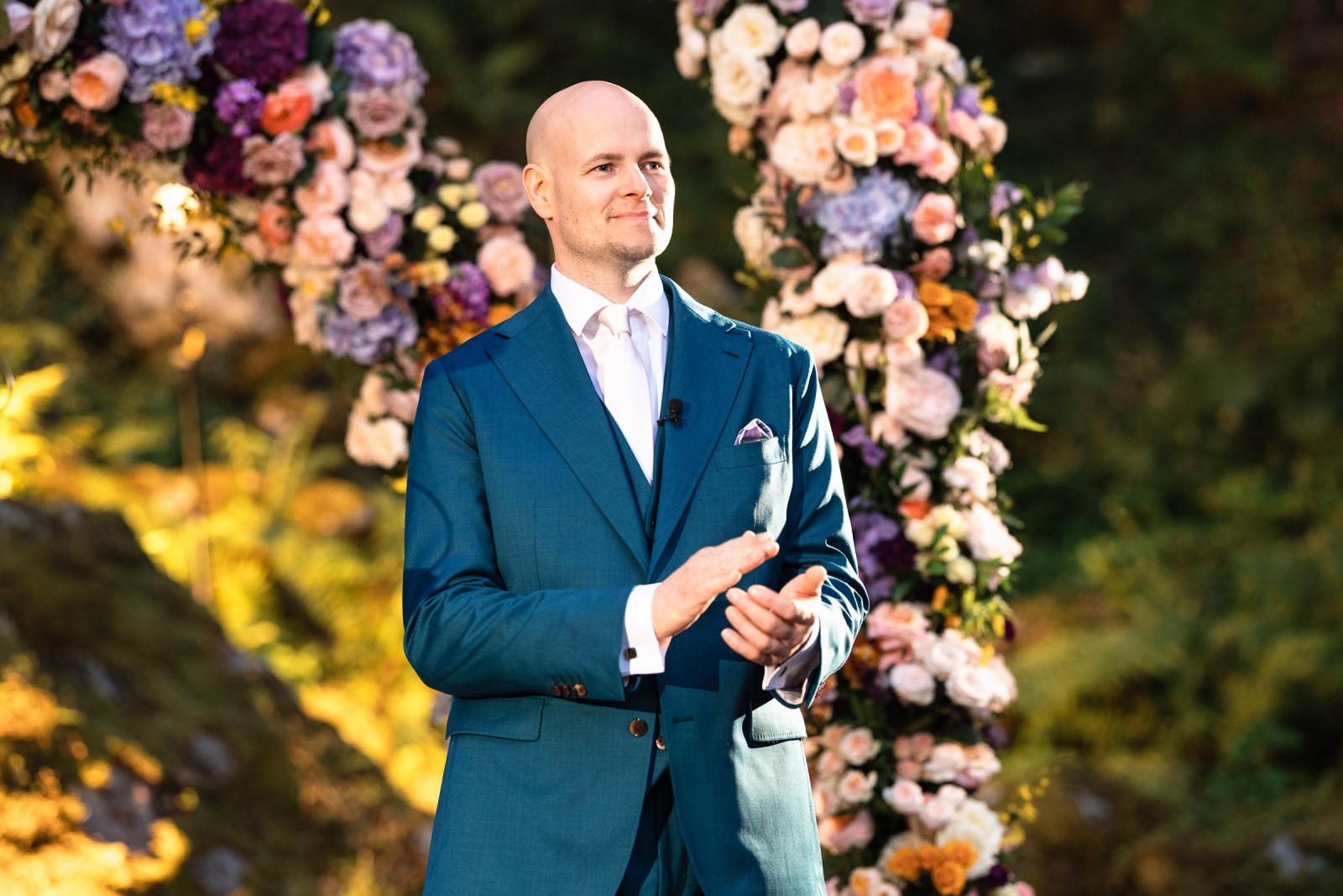Bruidegom ziet bruid met vader opkomen bij Ceremonie Destination Wedding La Carriere Ardennen Belgie 